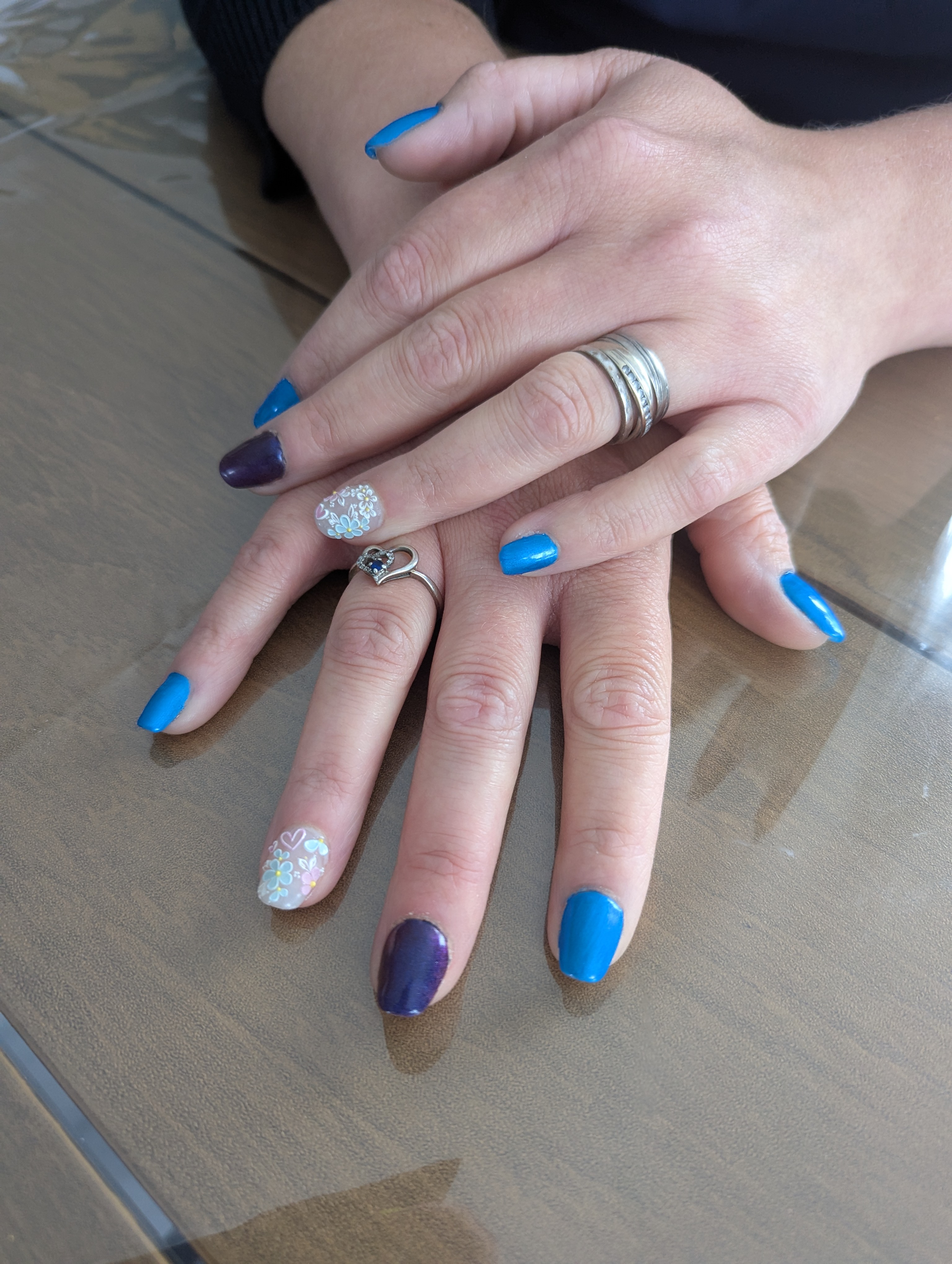 Ongles bleus avec stamping