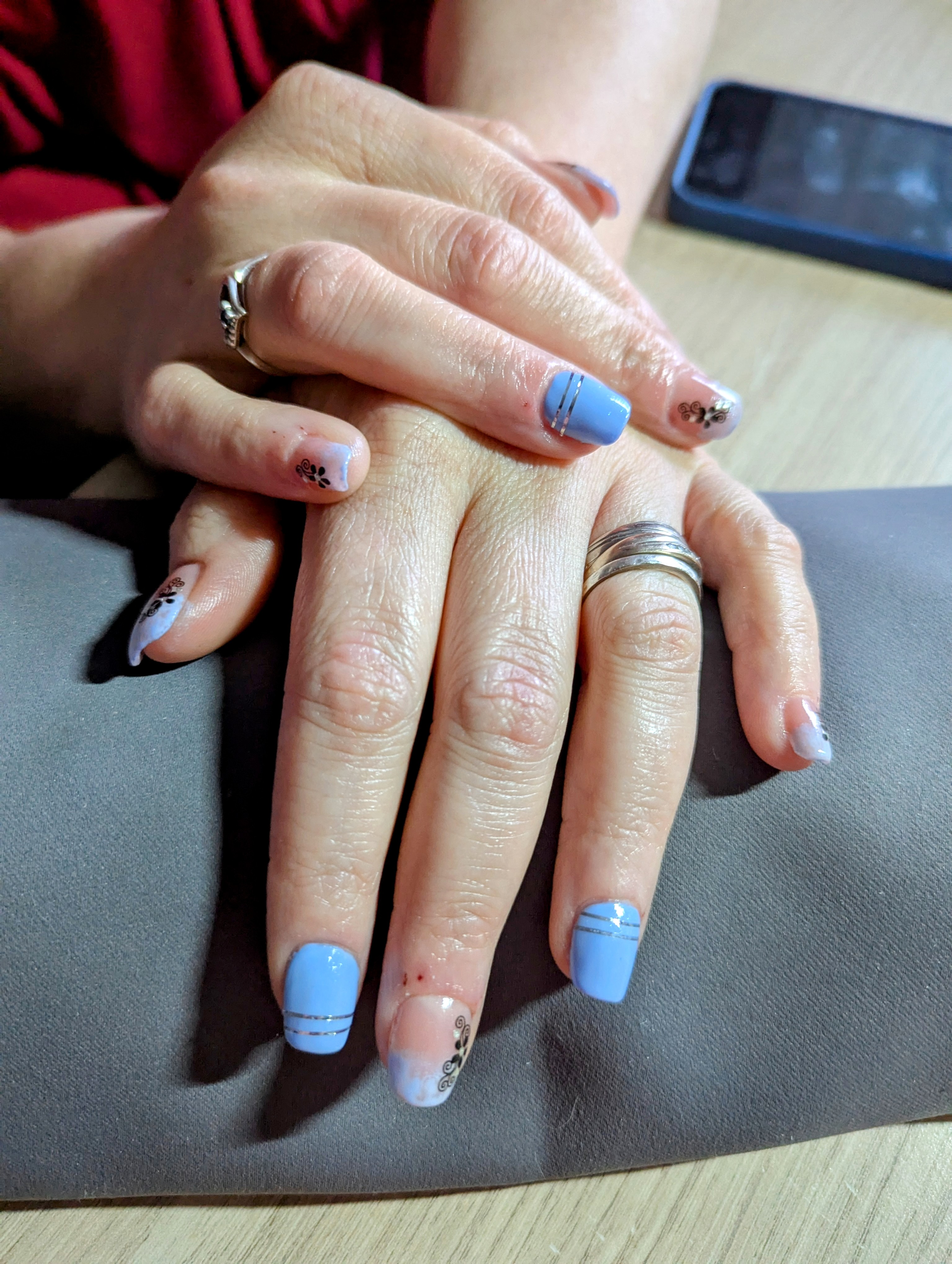 Ongles bleus avec motifs floraux
