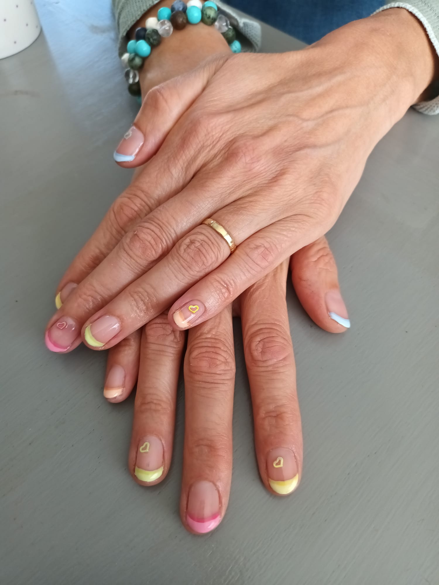 Pédicure bleue avec dorures