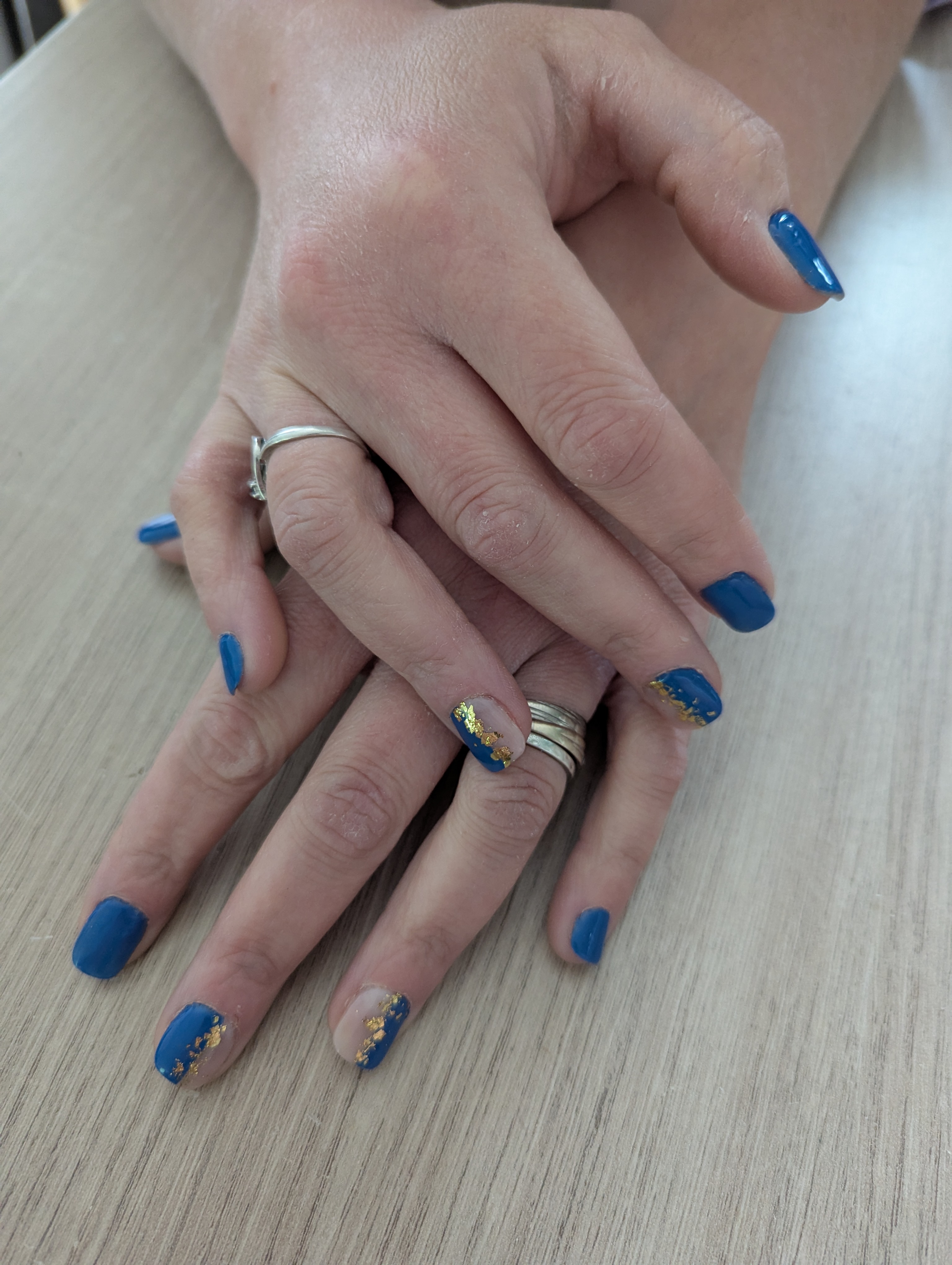 Ongles bleus avec feuilles dorées