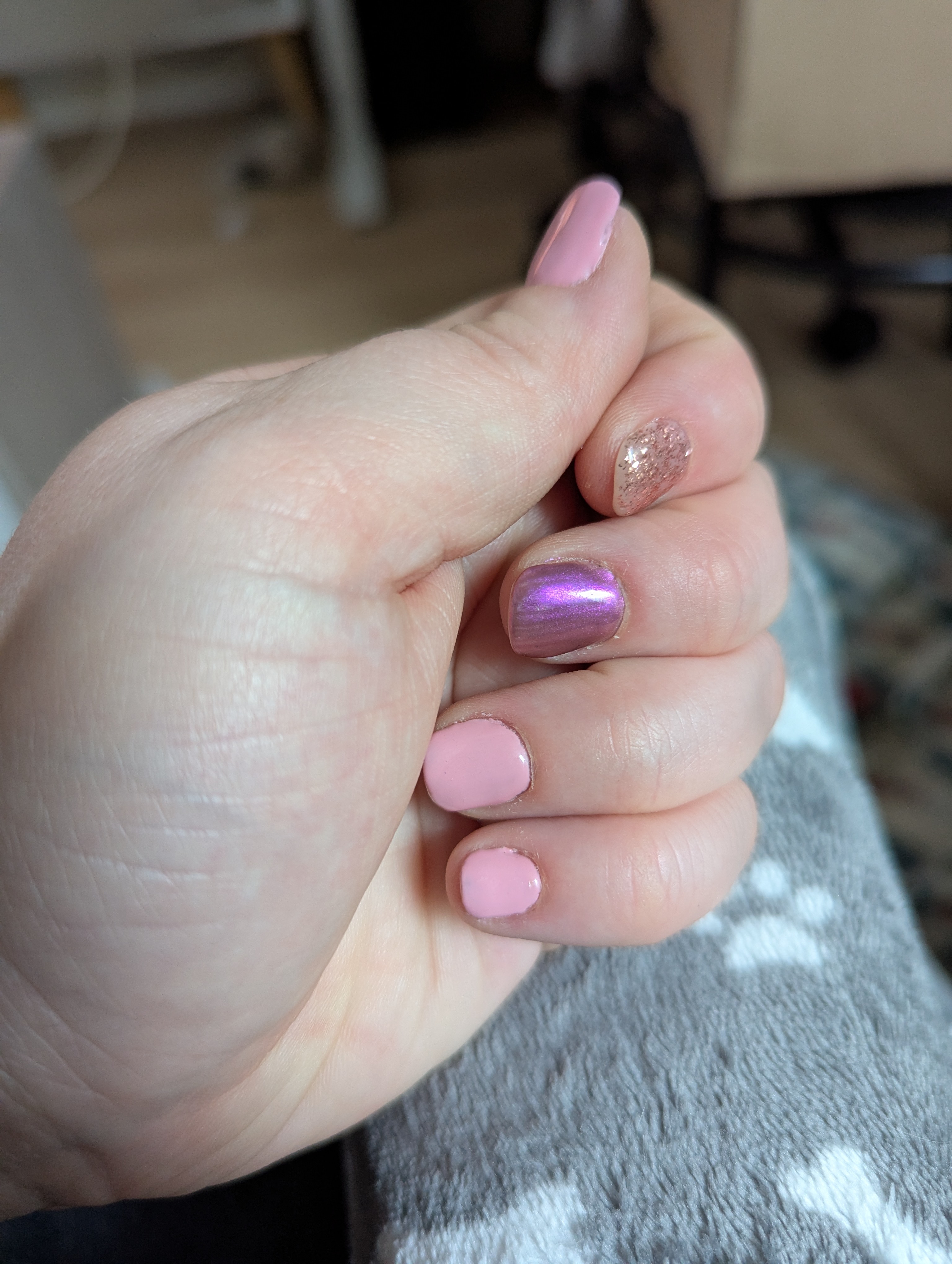 Manucure rose avec paillettes